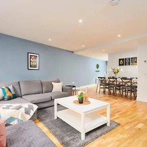 Holiday home Stunning Townhouse // Sleeps 8, Edinburgh