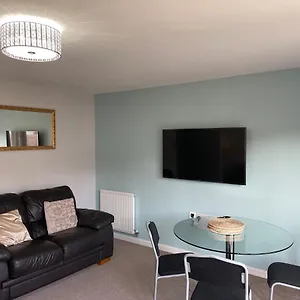 Holiday home 3 Bed House With Parking Near Airport, Edinburgh