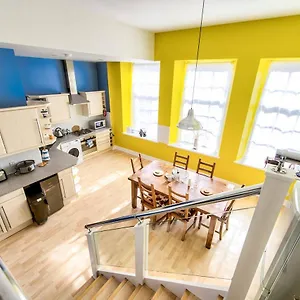 Holiday home Altido Lovely 3br Townhouse With Free Parking And Balcony, Edinburgh